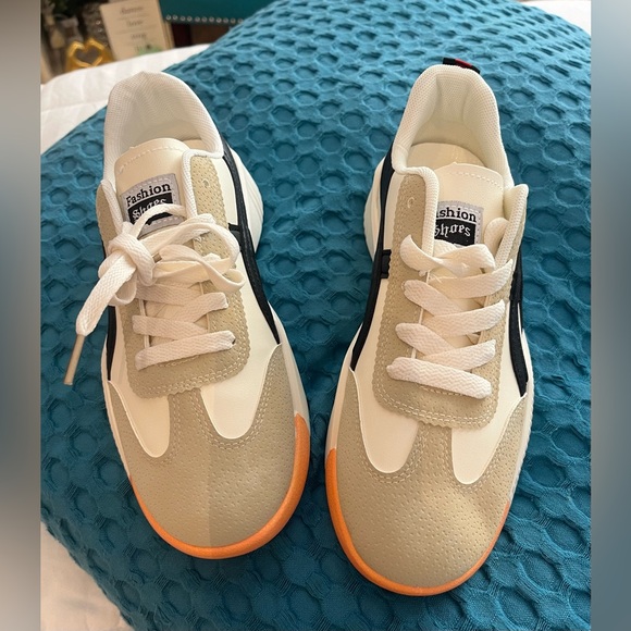 Sneakers👟👟 - Picture 3 of 3